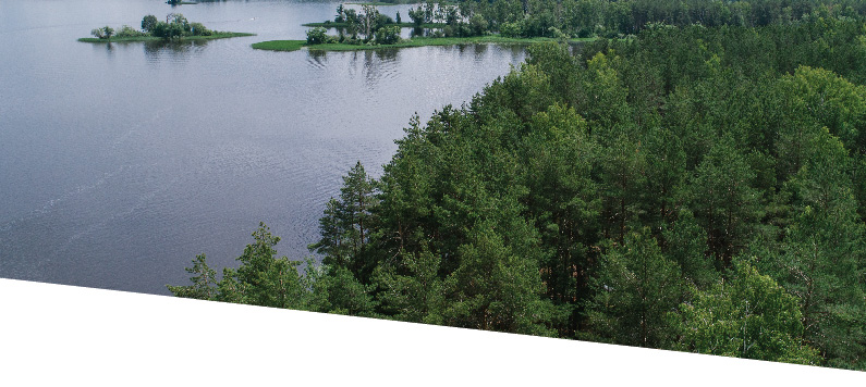 Ces terres englobent des communautés fortes et dynamiques, comptant des Anishinabes, des Ininiwak (Cris) et des Métis. Nous reconnaissons les premiers peuples de ce territoire. Leur présence durable et leur résilience se font sentir dans notre histoire commune et encore de nos jours.