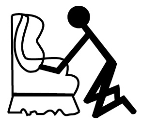 Personne ayant les genoux par terre qui se tient à une chaise