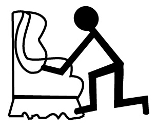 Personne ayant un pied à plat par terre et qui se tient à une chaise.