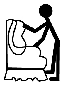 Personne debout qui se tient à une chaise.
