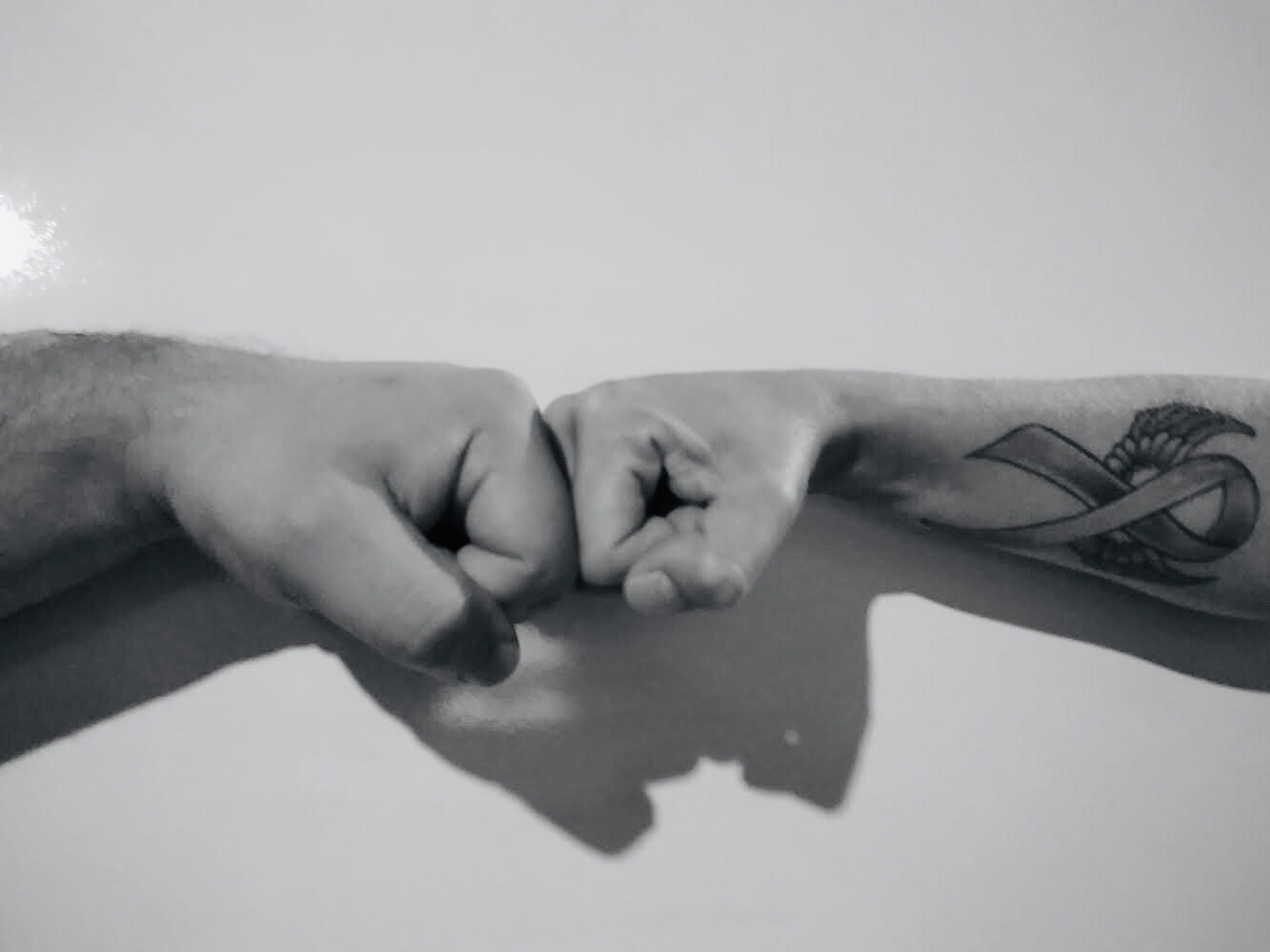Mon allié et moi, nous nous faisons un poing à poing quand nous nous rencontrons. Cette photo symbolise les amitiés que j’ai nouées.